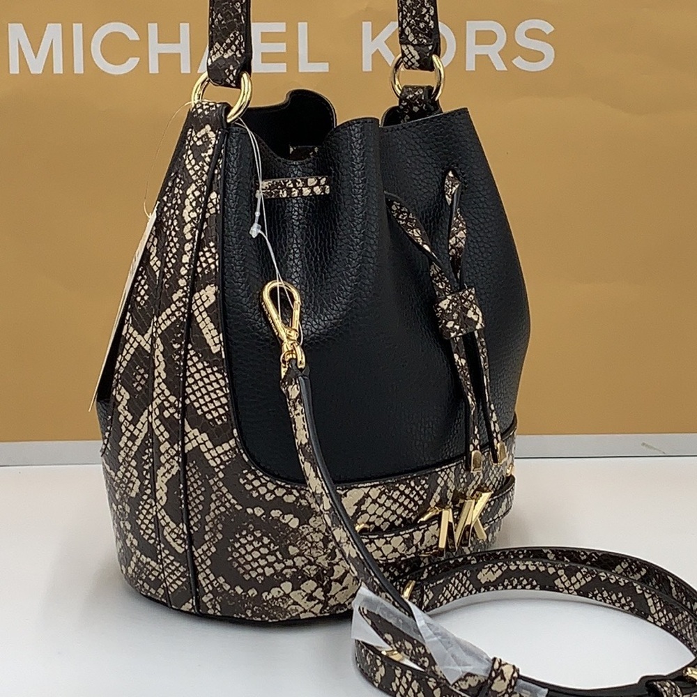 MICHAEL KORS 
Reed Md Pebbled Leather Belted Bucket Messenger Satchel Crossbody - Picture 13 of 16